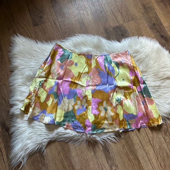 ASTR Dana Mini Skirt In Floral Satin - Picture 6 of 6